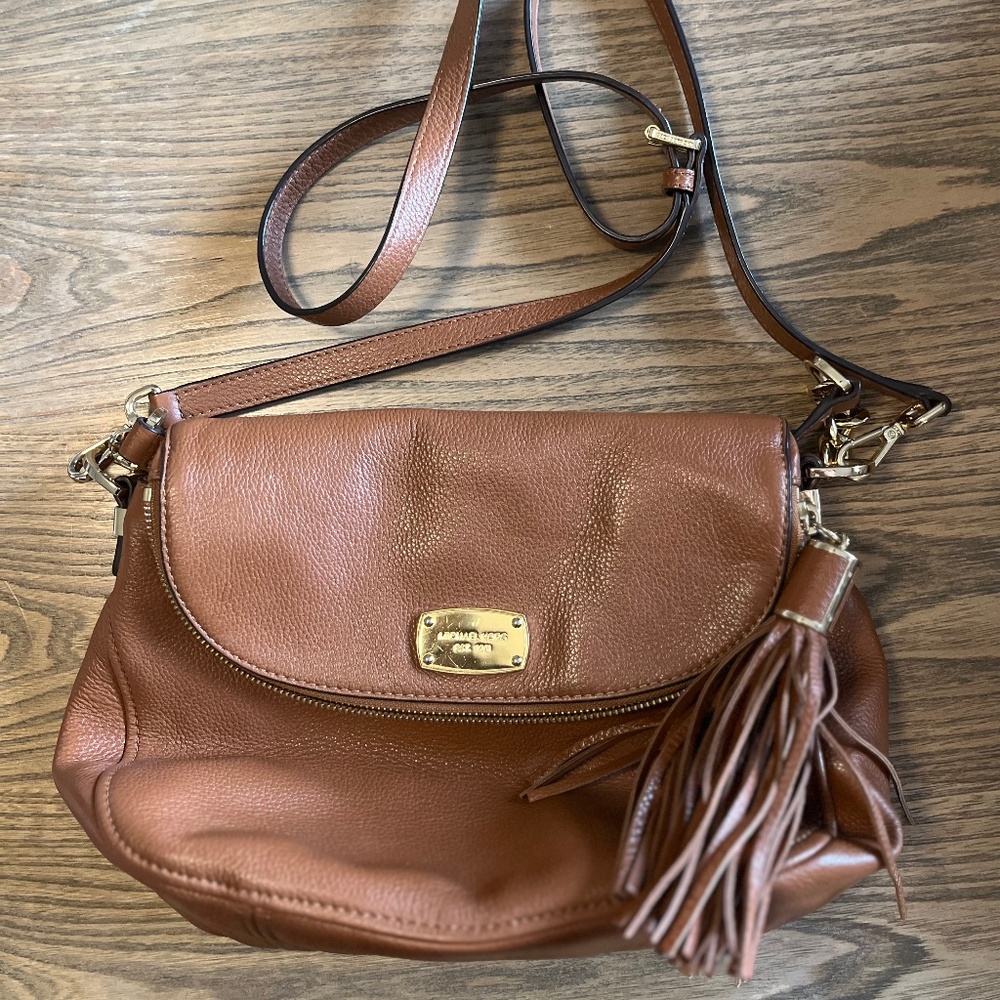 Michael Kors medium size brown leather crossbody or shoulder. Good conditions